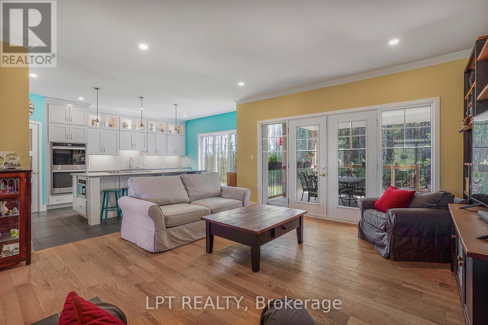 972 Aberdeen Road, Champlain, ON - Indoor Photo Showing Living Room