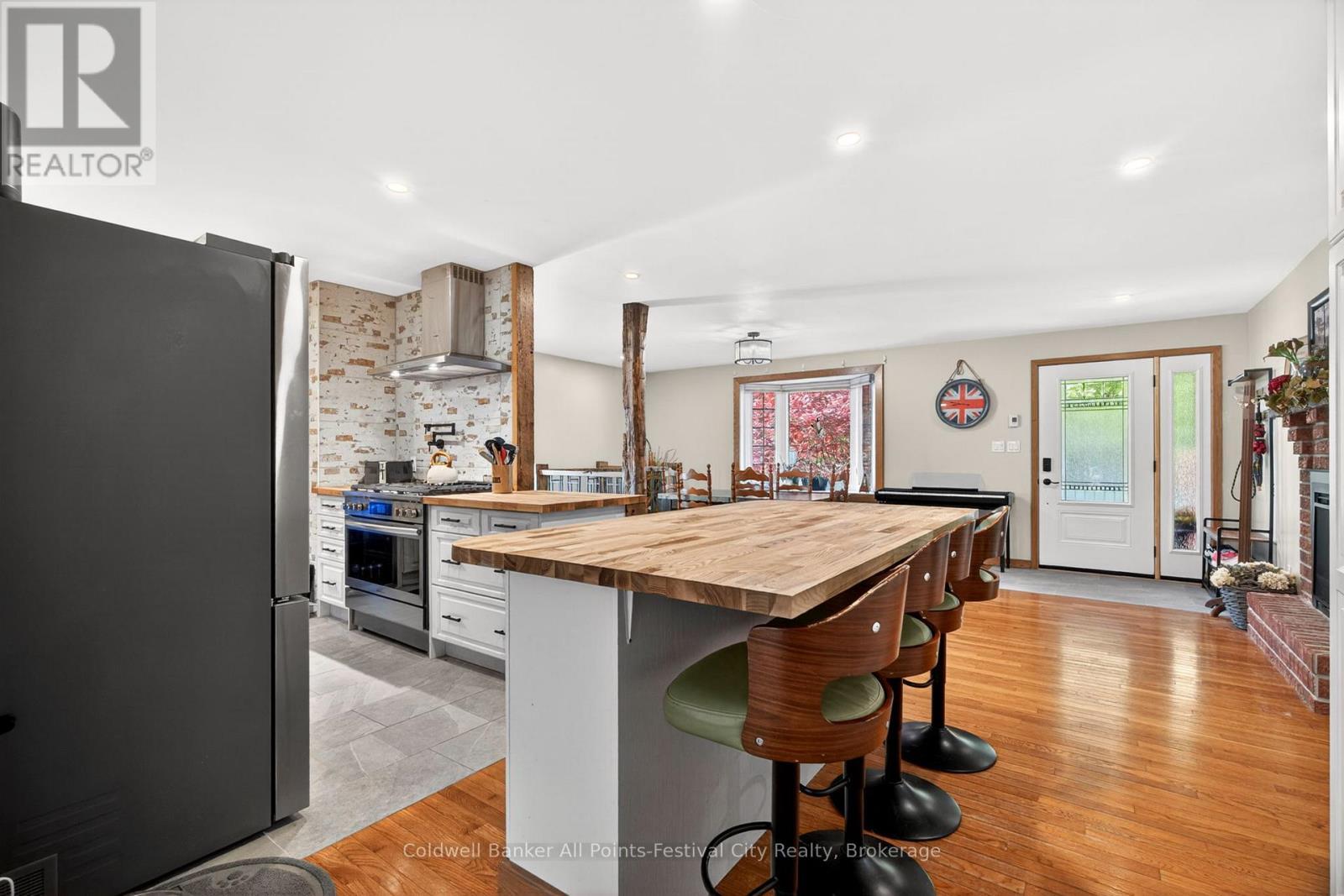 145 Suncoast Drive W, Goderich (Goderich (Town)), ON - Indoor Photo Showing Kitchen