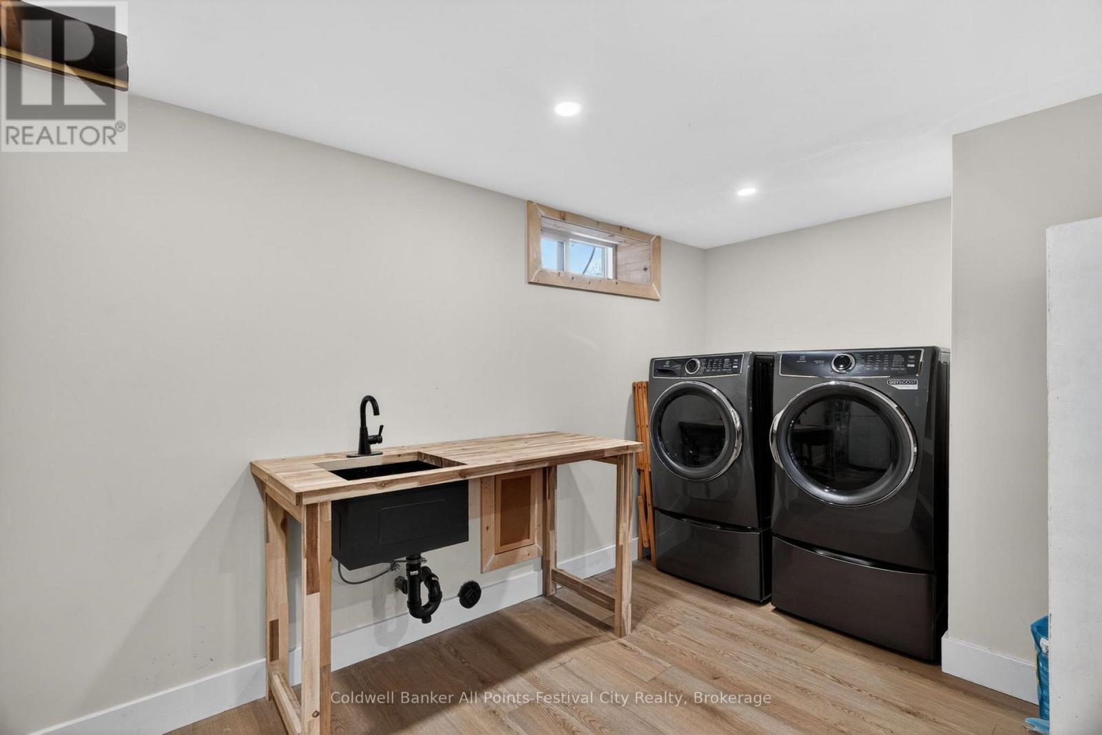145 Suncoast Drive W, Goderich (Goderich (Town)), ON - Indoor Photo Showing Laundry Room