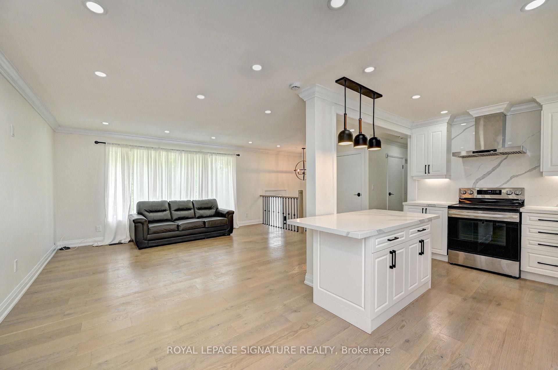 240 Stonybrook Drive, Kitchener, ON - Indoor Photo Showing Kitchen