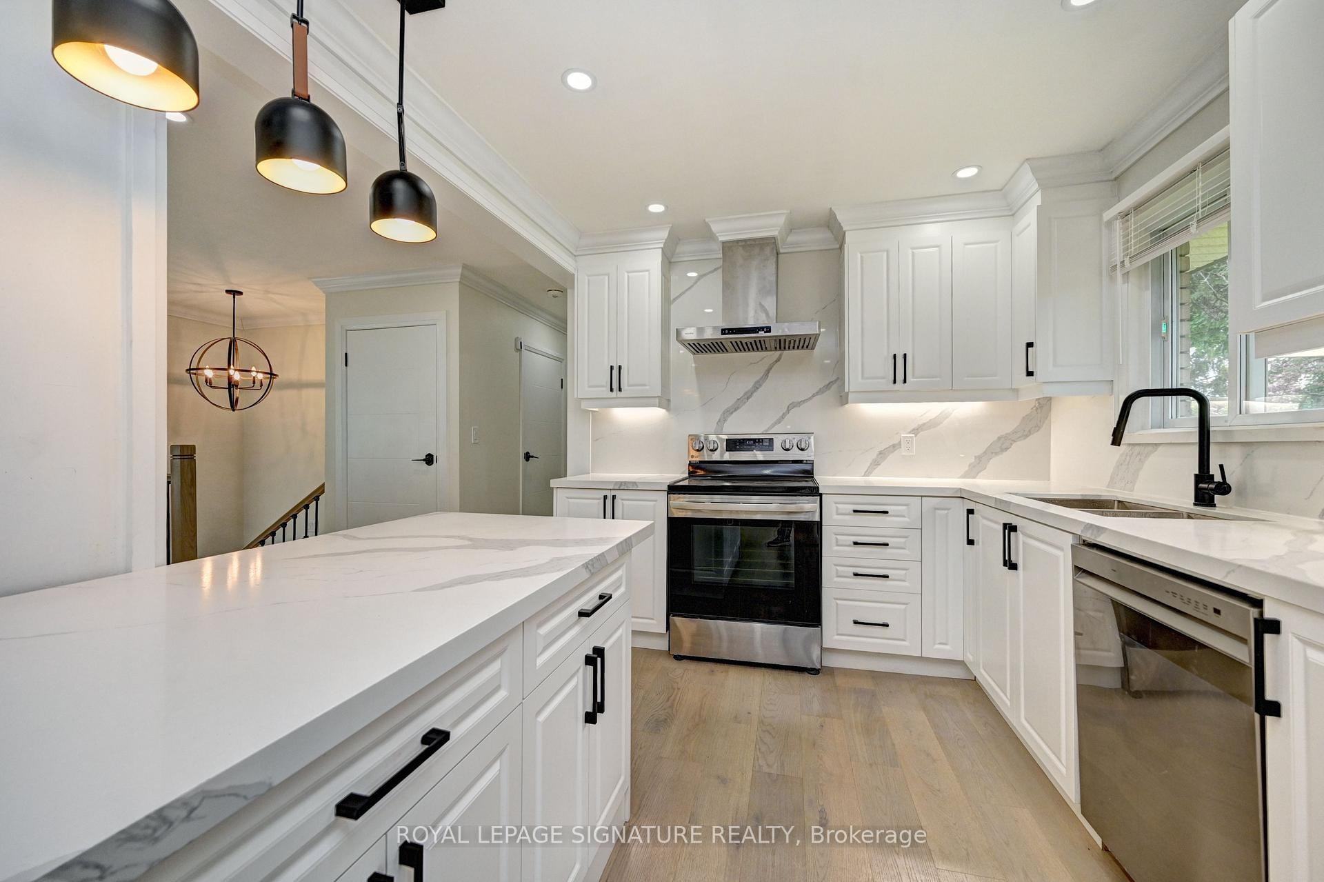 240 Stonybrook Drive, Kitchener, ON - Indoor Photo Showing Kitchen With Upgraded Kitchen