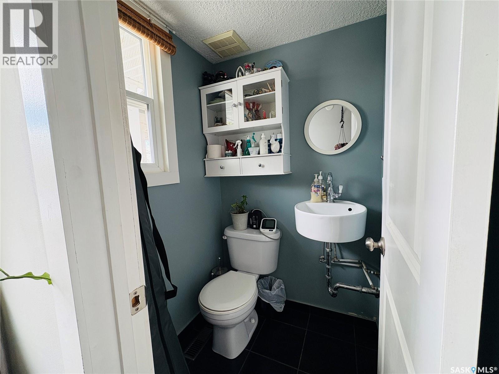 1230 Chaplin Street E, Swift Current, SK - Indoor Photo Showing Bathroom