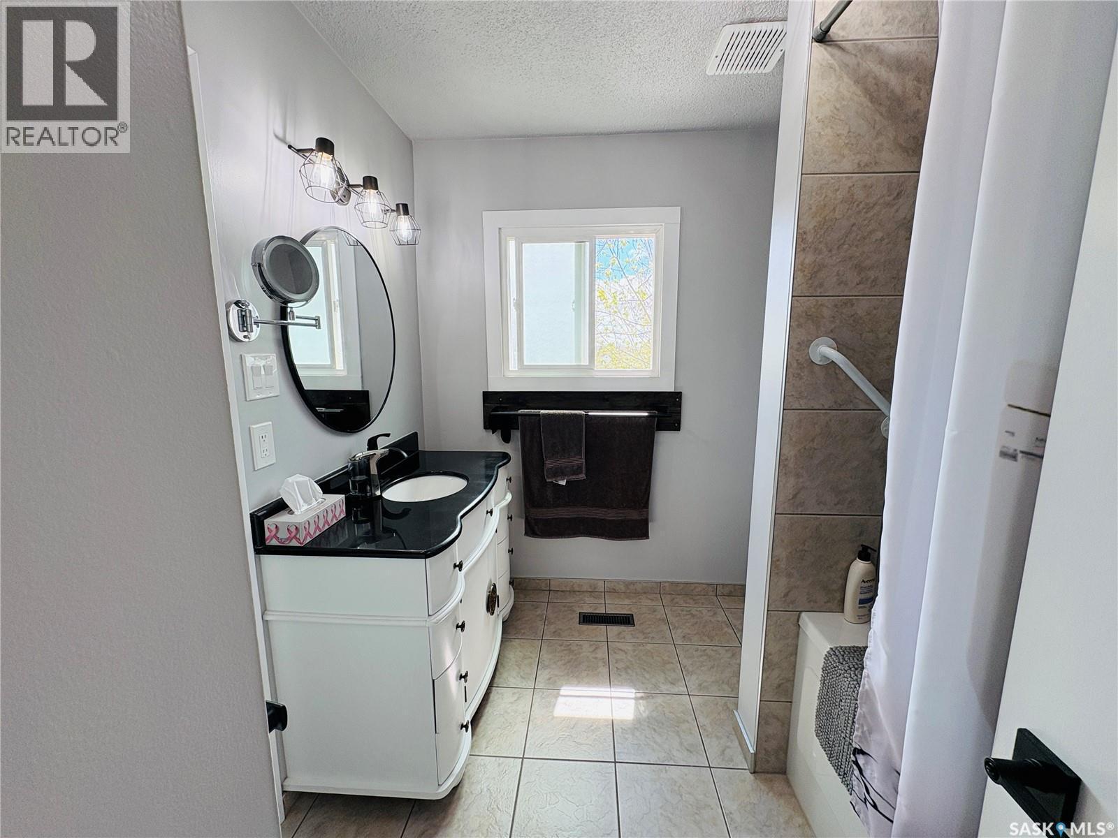 1230 Chaplin Street E, Swift Current, SK - Indoor Photo Showing Bathroom