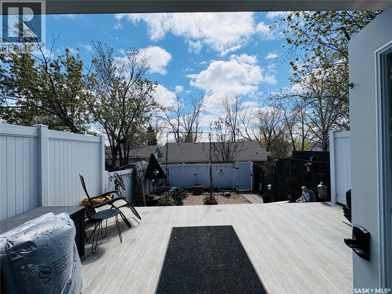 1230 Chaplin Street E, Swift Current, SK - Outdoor