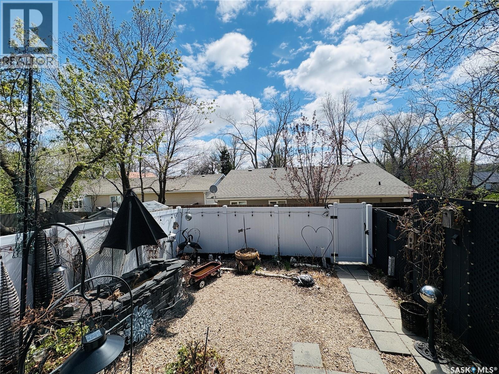 1230 Chaplin Street E, Swift Current, SK - Outdoor
