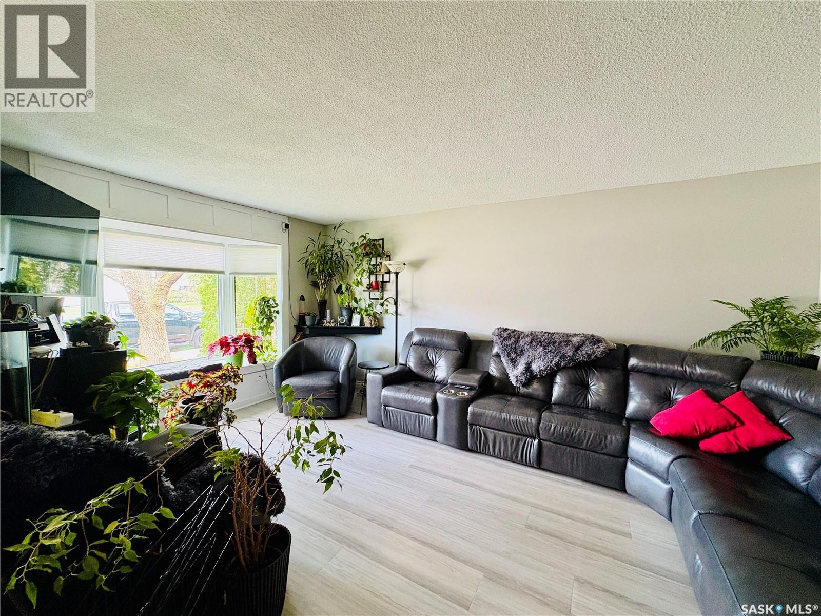 1230 Chaplin Street E, Swift Current, SK - Indoor Photo Showing Living Room