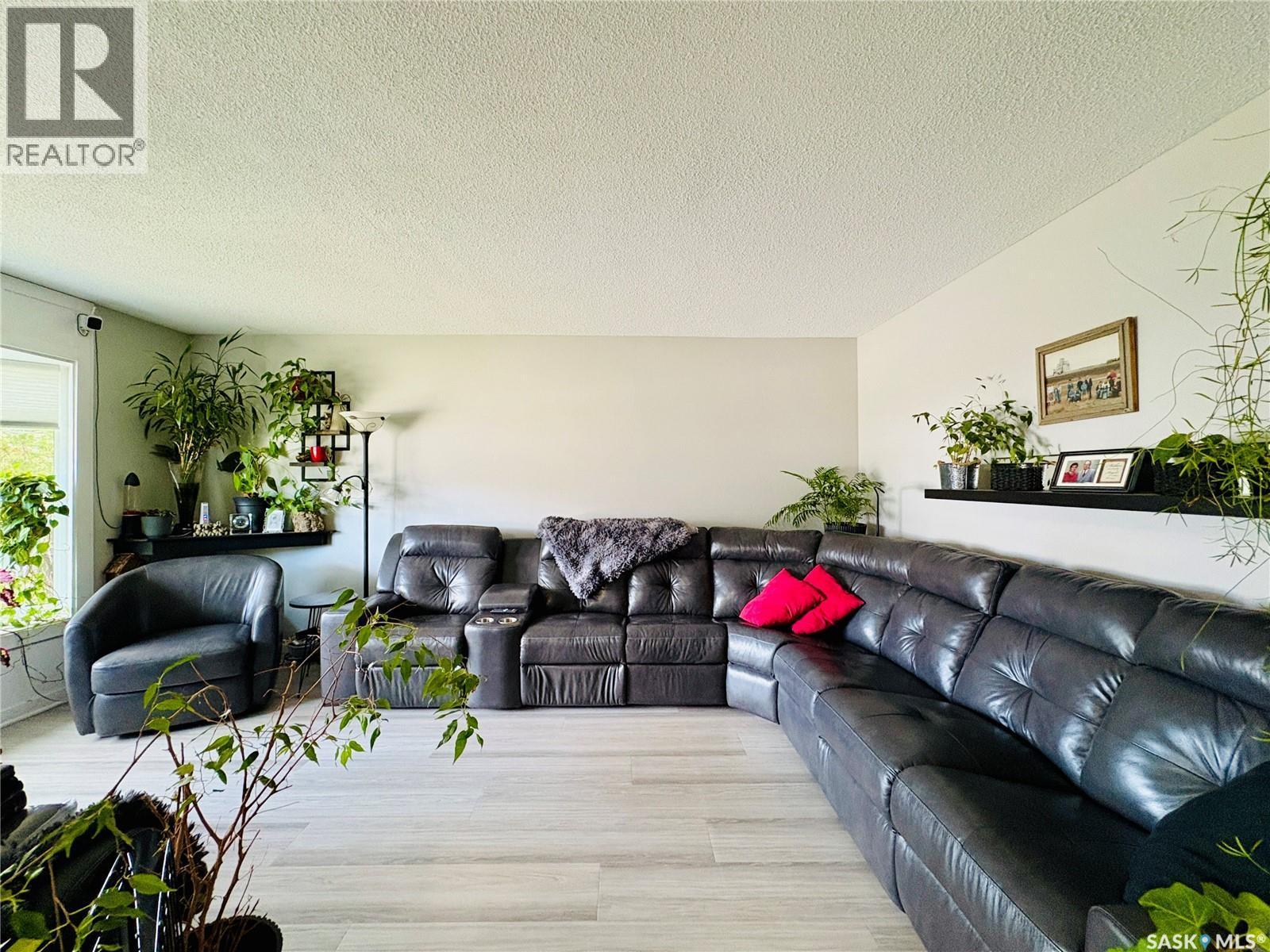 1230 Chaplin Street E, Swift Current, SK - Indoor Photo Showing Living Room