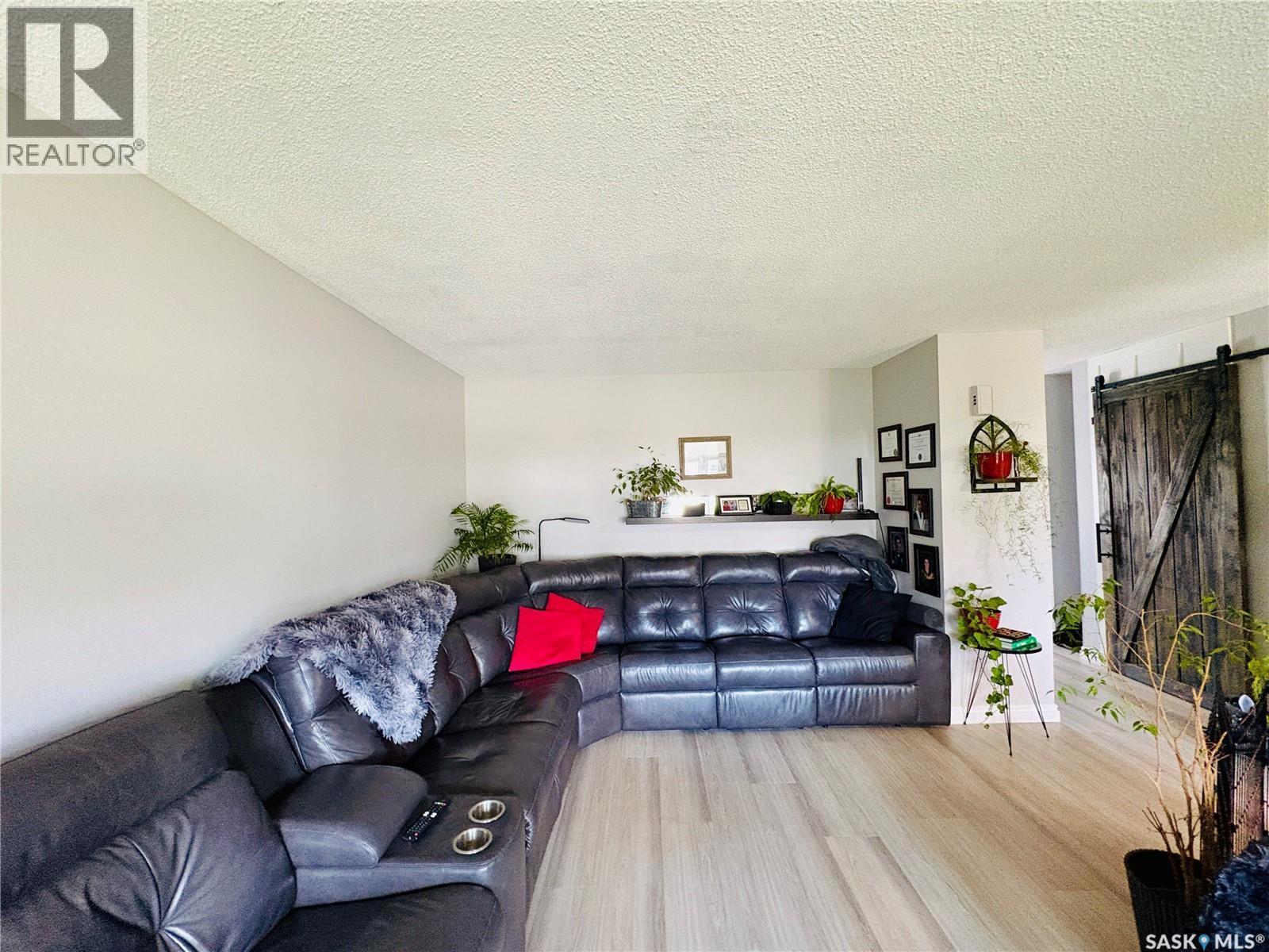 1230 Chaplin Street E, Swift Current, SK - Indoor Photo Showing Living Room