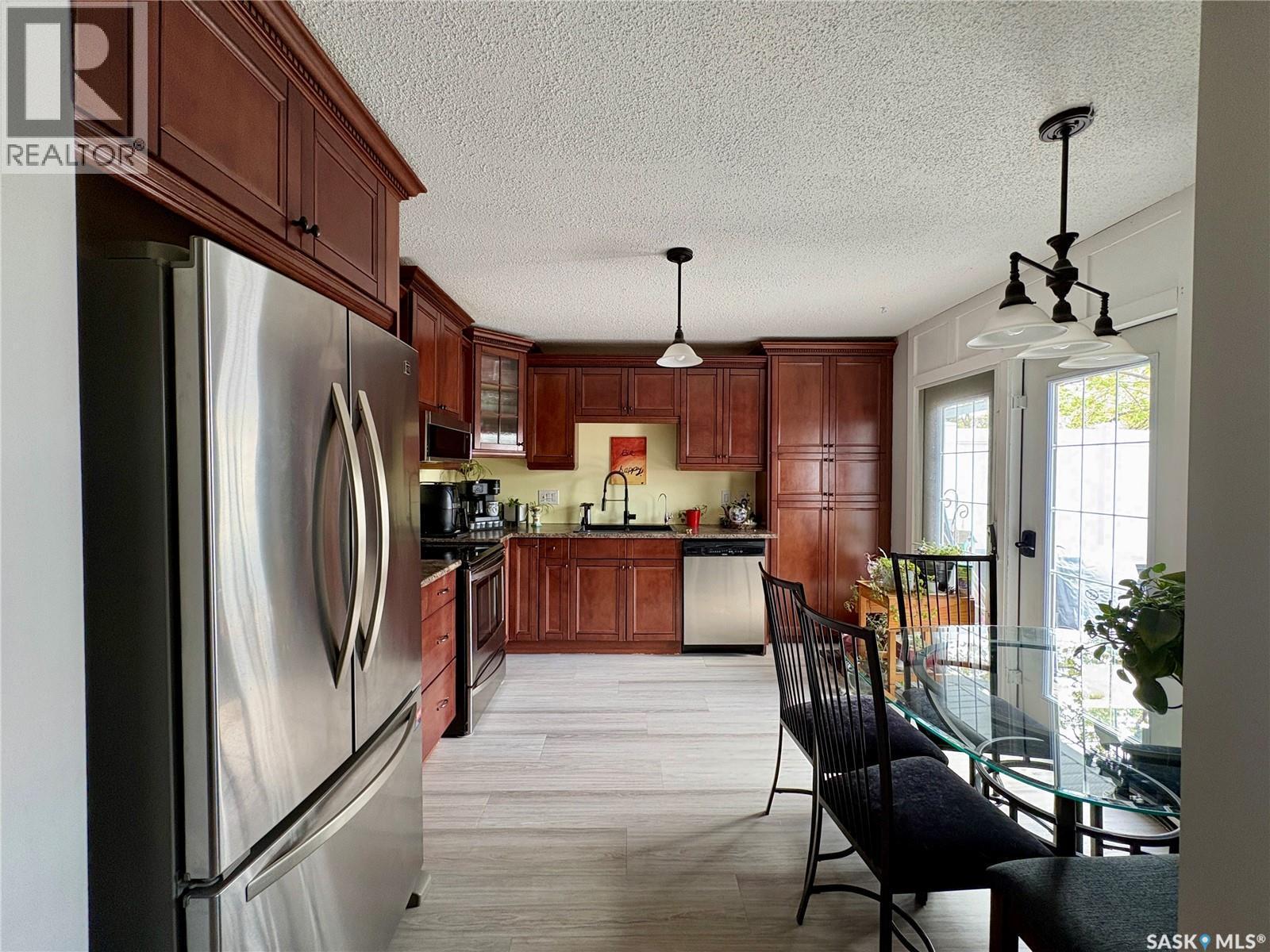 1230 Chaplin Street E, Swift Current, SK - Indoor