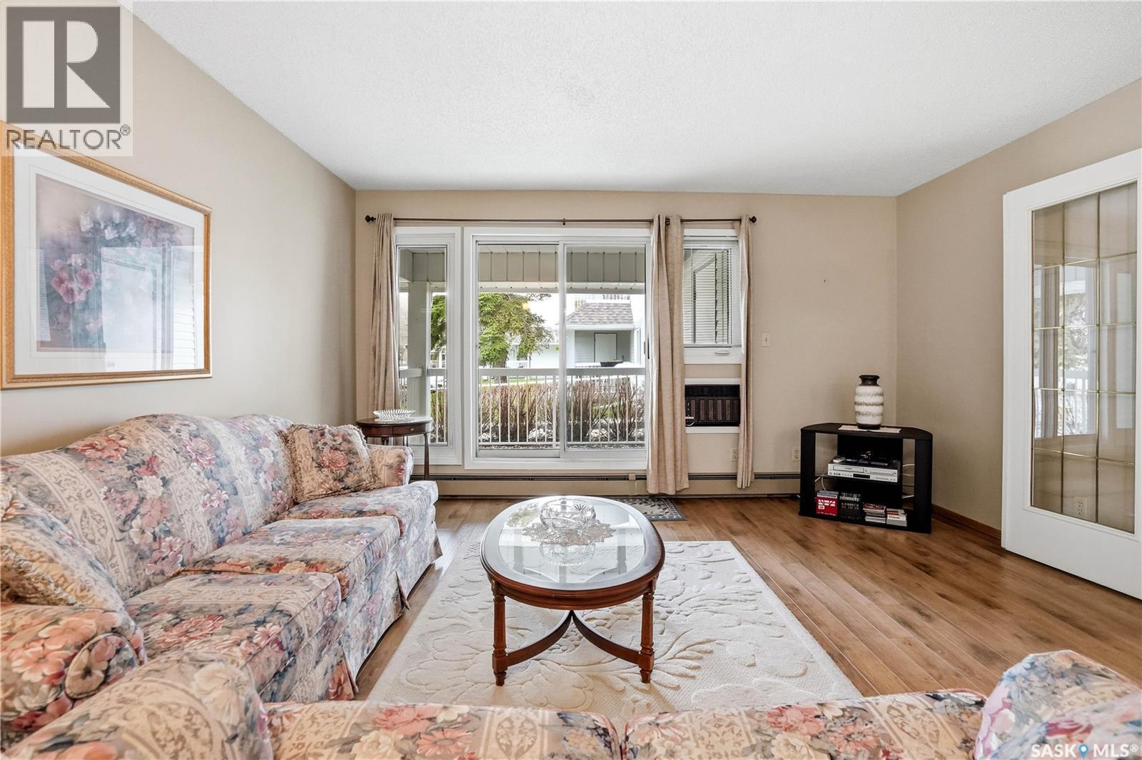 134 960 Assiniboine Avenue E, Regina, SK - Indoor Photo Showing Living Room