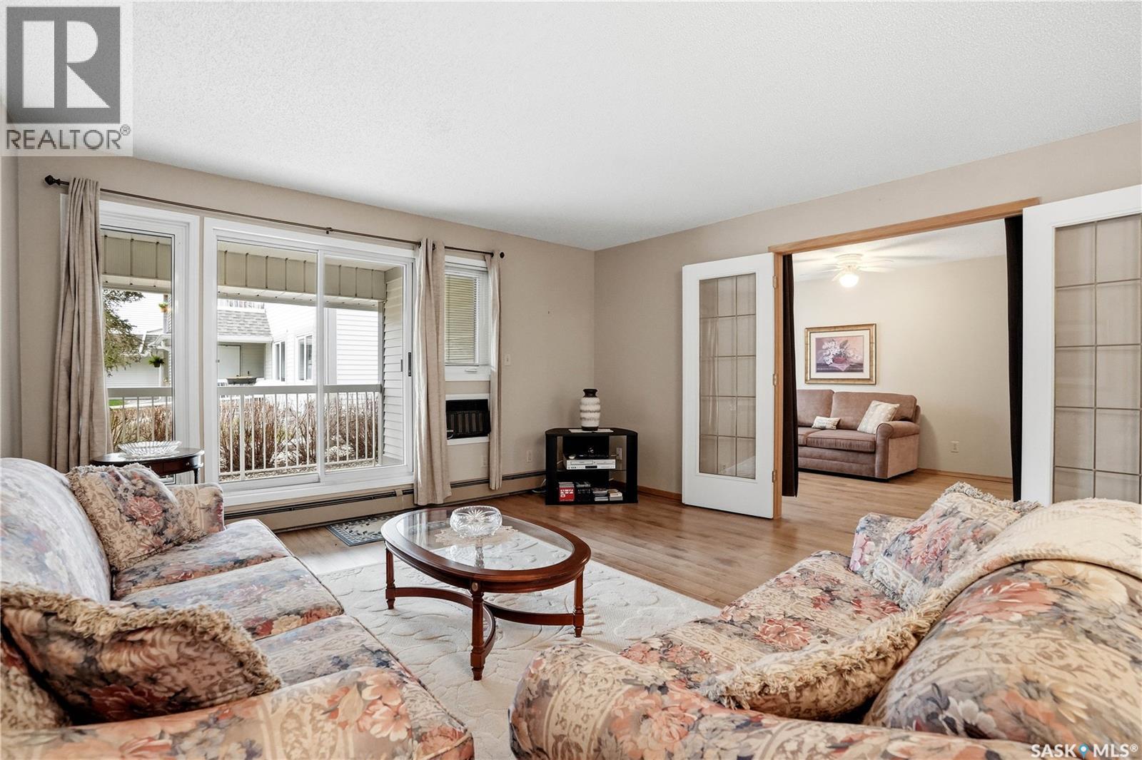 134 960 Assiniboine Avenue E, Regina, SK - Indoor Photo Showing Living Room