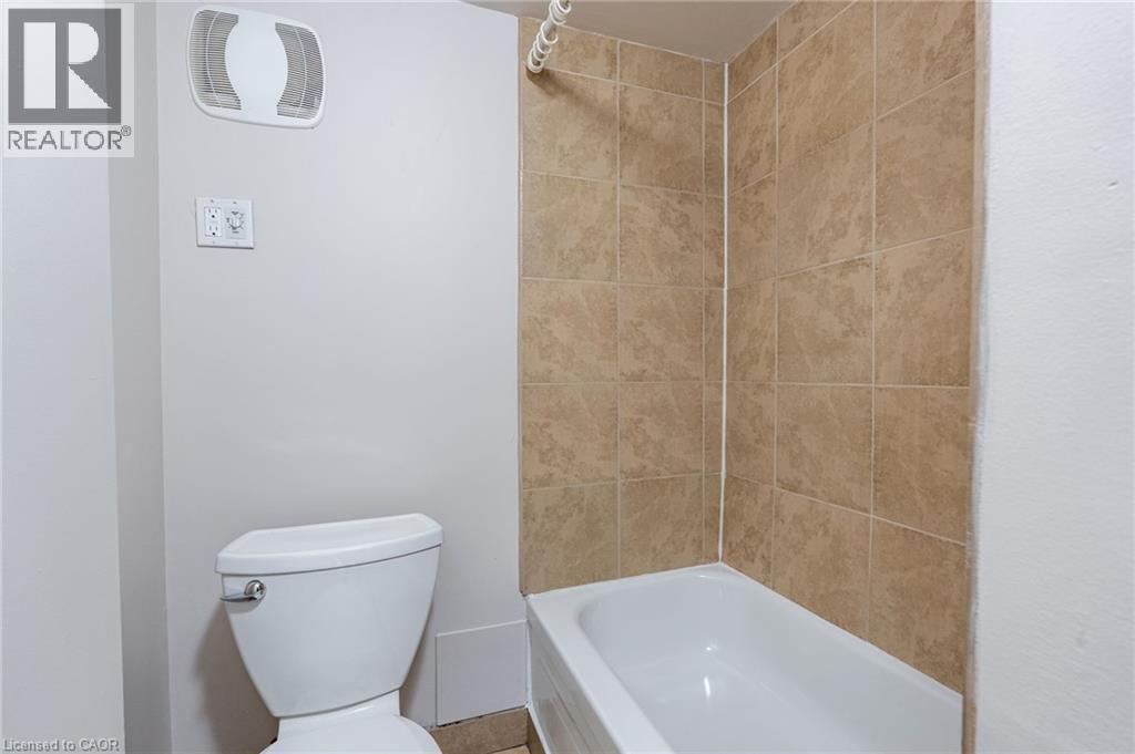 89 Carrick Avenue Unit# 3, Hamilton, ON - Indoor Photo Showing Bathroom
