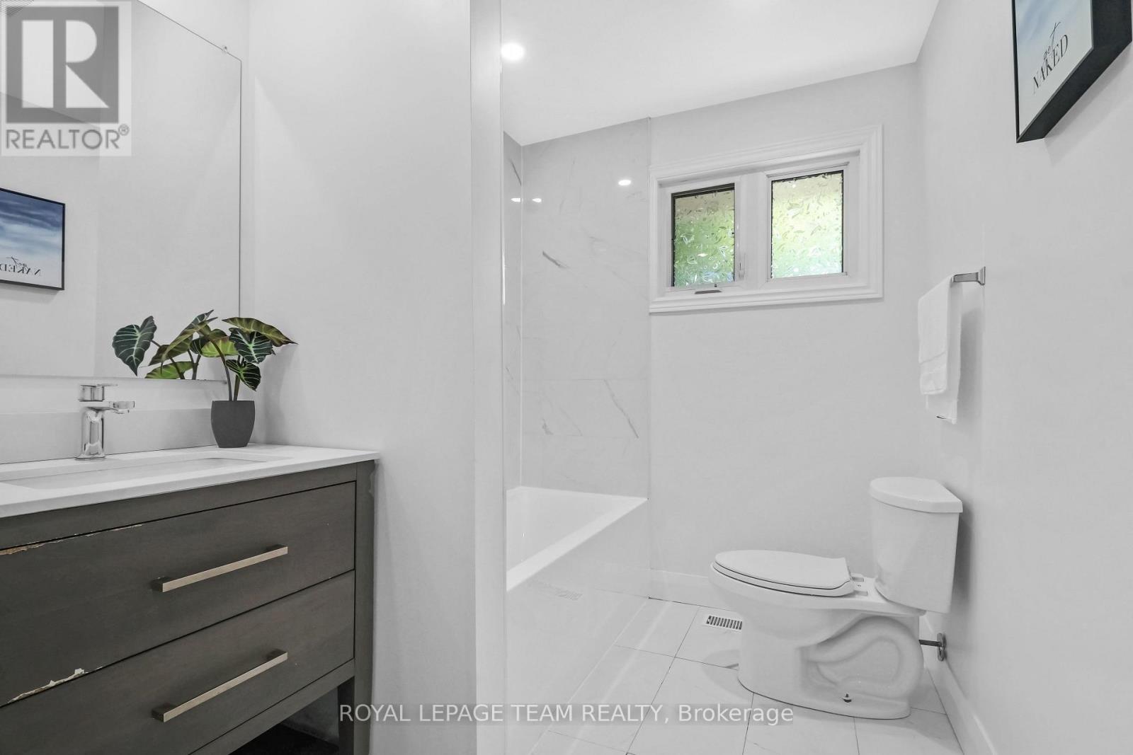 2317 Elmira Drive, Ottawa, ON - Indoor Photo Showing Bathroom