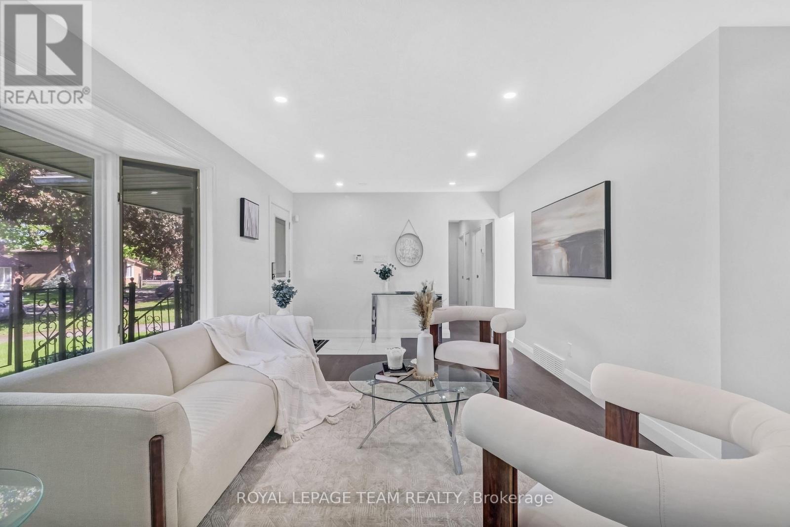 2317 Elmira Drive, Ottawa, ON - Indoor Photo Showing Living Room