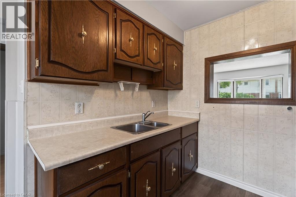 2700 Barton Street E Unit# 31, Hamilton, ON - Indoor Photo Showing Kitchen With Double Sink