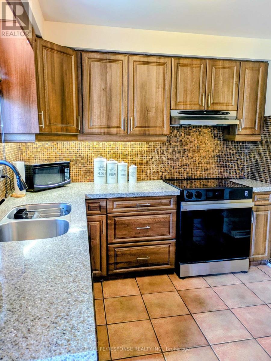 3430 Homark Drive, Mississauga, ON - Indoor Photo Showing Kitchen