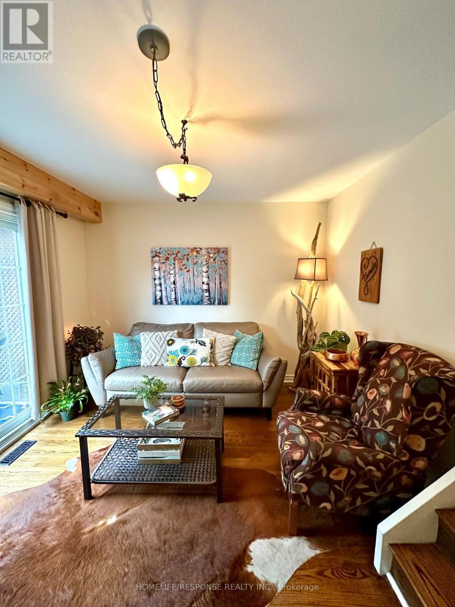 3430 Homark Drive, Mississauga, ON - Indoor Photo Showing Living Room