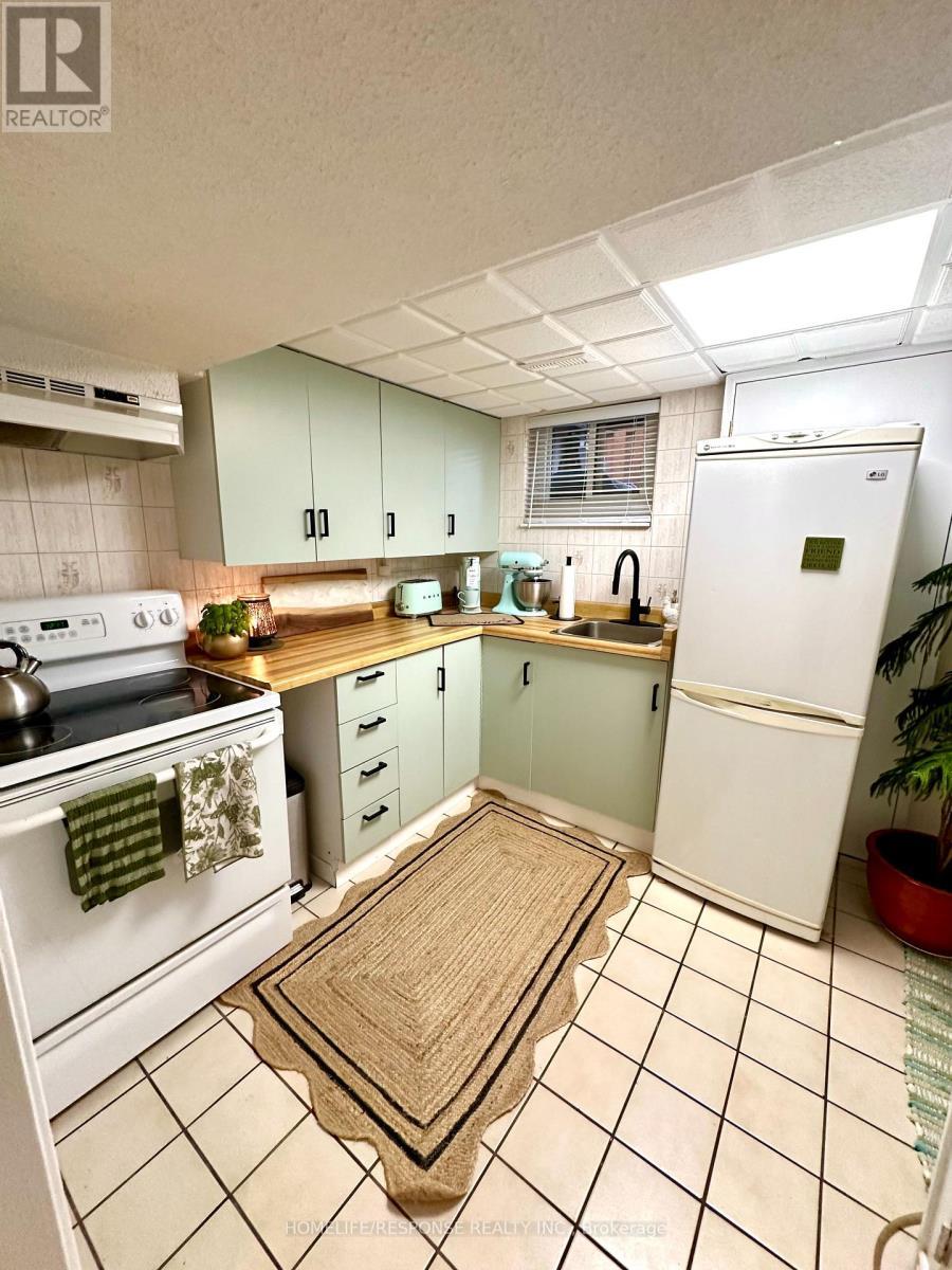 3430 Homark Drive, Mississauga, ON - Indoor Photo Showing Kitchen