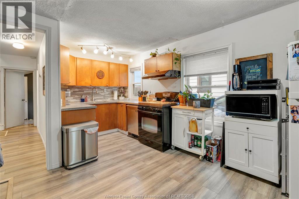 1260 Oak, Windsor, ON - Indoor Photo Showing Kitchen