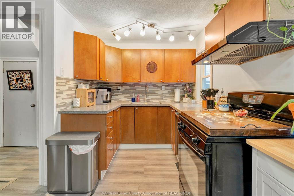1260 Oak, Windsor, ON - Indoor Photo Showing Kitchen