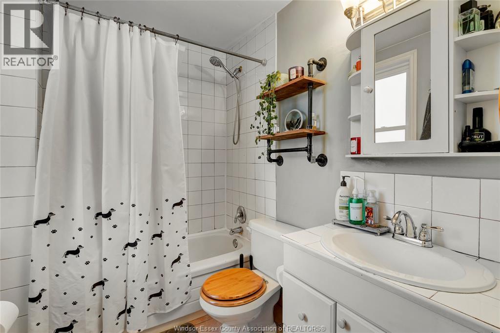 1260 Oak, Windsor, ON - Indoor Photo Showing Bathroom