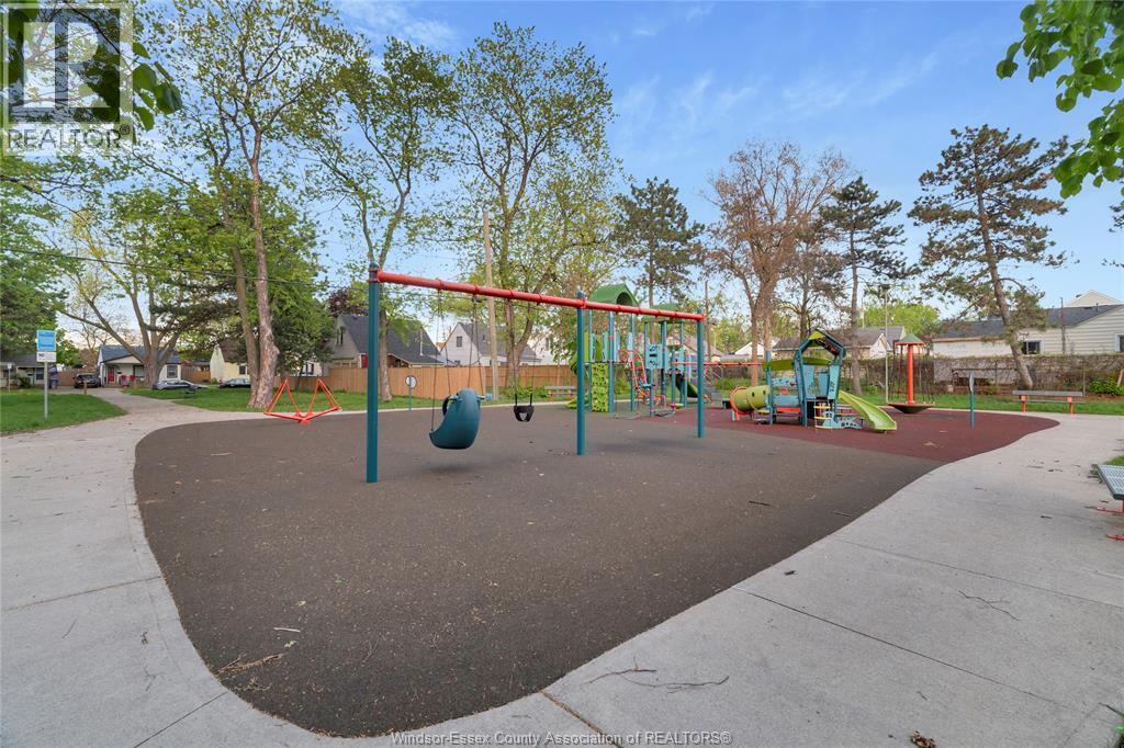 1260 Oak, Windsor, ON - Outdoor
