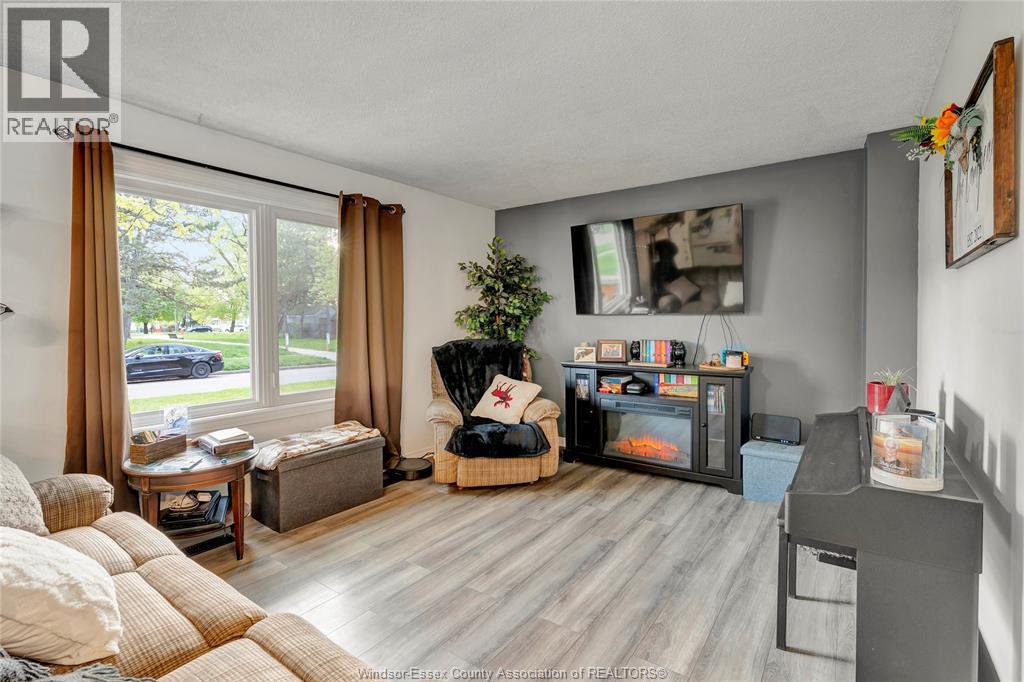1260 Oak, Windsor, ON - Indoor Photo Showing Living Room