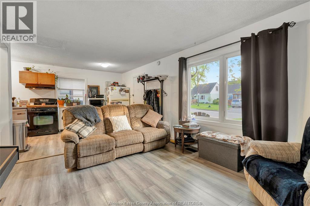 1260 Oak, Windsor, ON - Indoor Photo Showing Living Room
