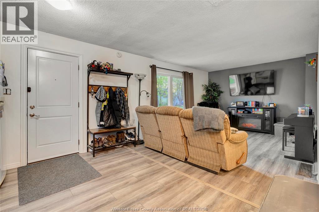 1260 Oak, Windsor, ON - Indoor Photo Showing Living Room