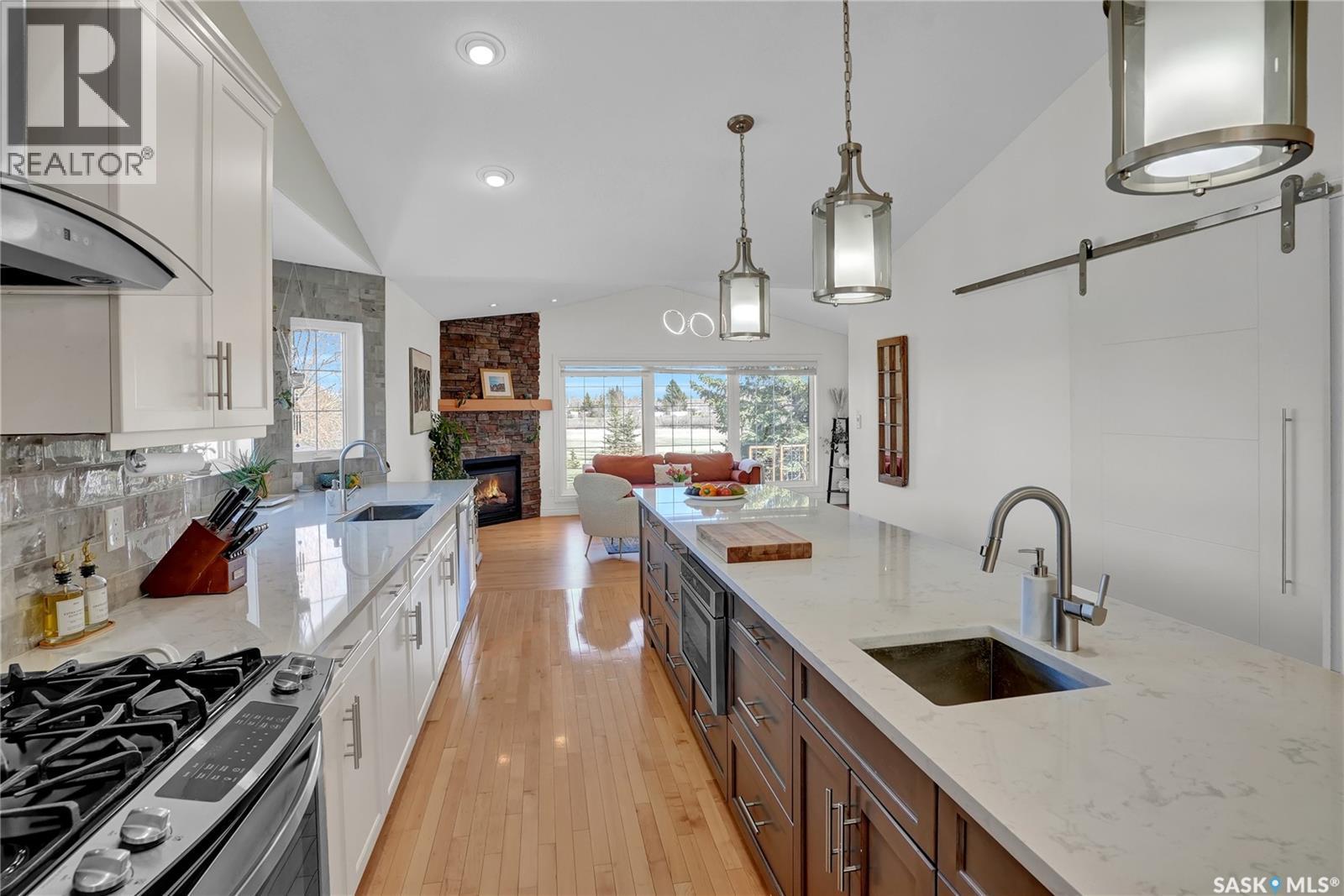 35 Marigold Crescent, Moose Jaw, SK - Indoor Photo Showing Kitchen With Upgraded Kitchen