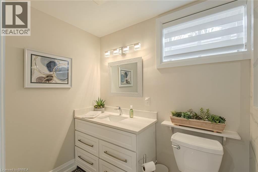 5 Moore Boulevard, Brantford, ON - Indoor Photo Showing Bathroom