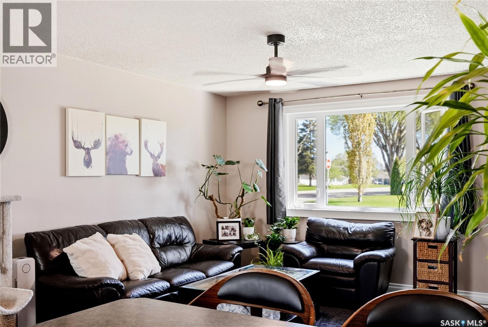 901 R Avenue N, Saskatoon, SK - Indoor Photo Showing Living Room