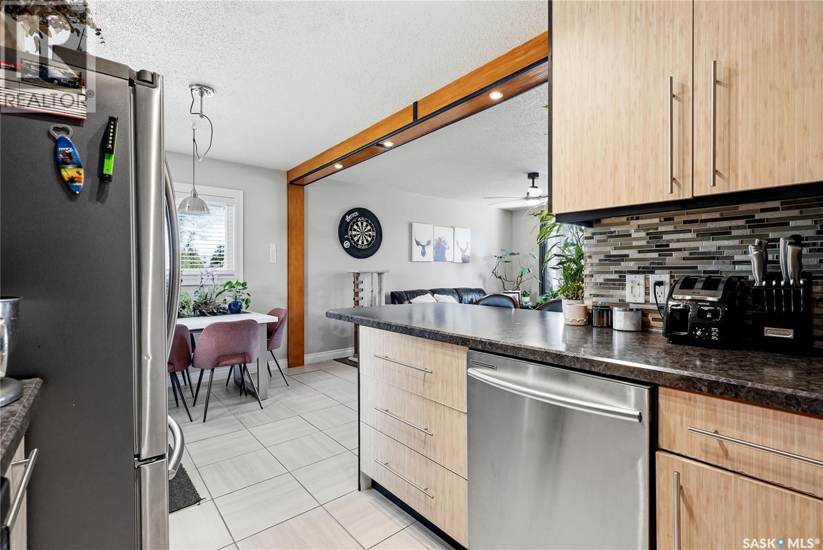901 R Avenue N, Saskatoon, SK - Indoor Photo Showing Kitchen