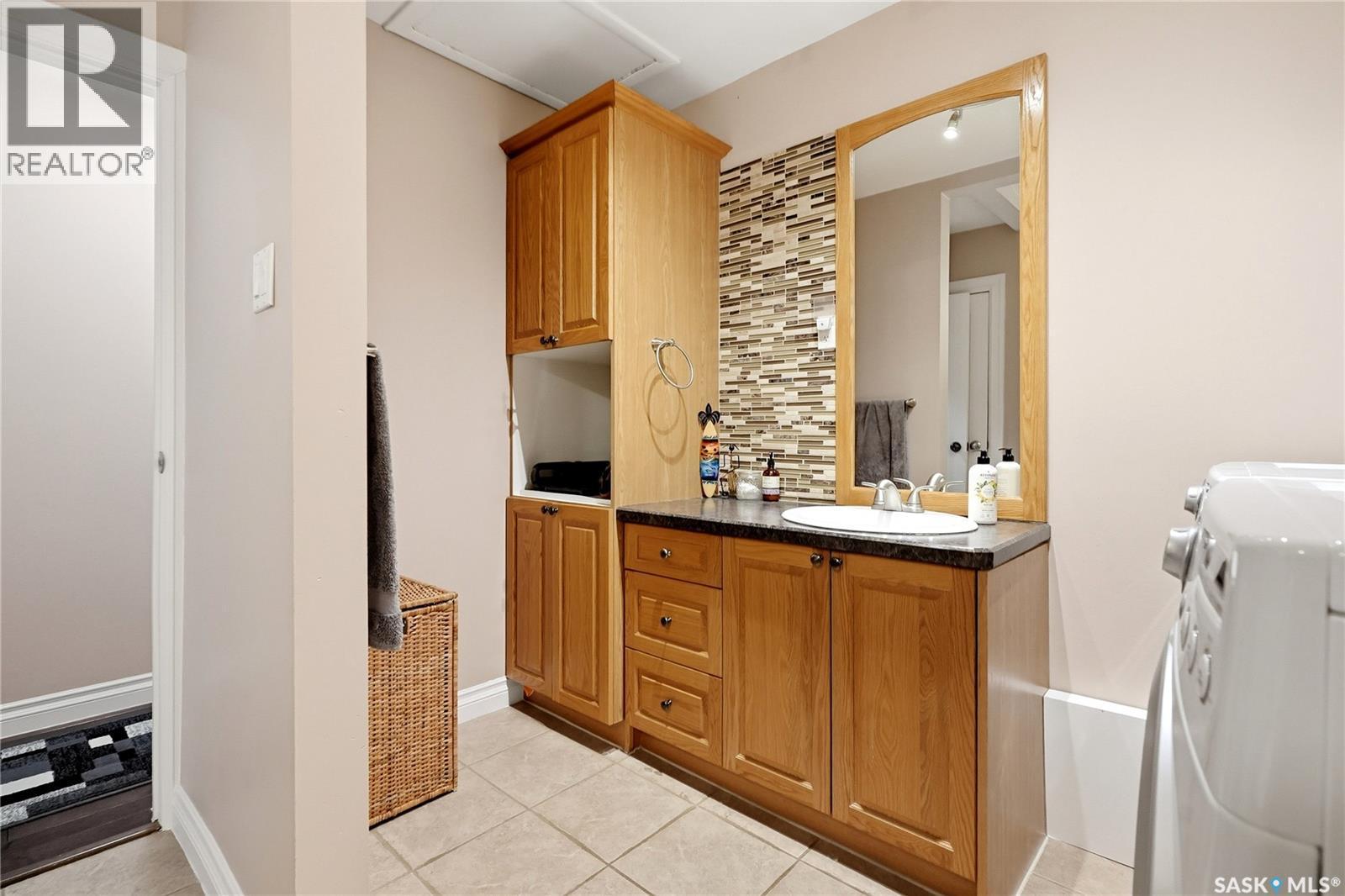 901 R Avenue N, Saskatoon, SK - Indoor Photo Showing Laundry Room