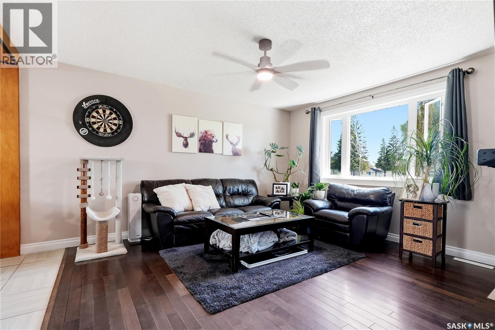 901 R Avenue N, Saskatoon, SK - Indoor Photo Showing Living Room