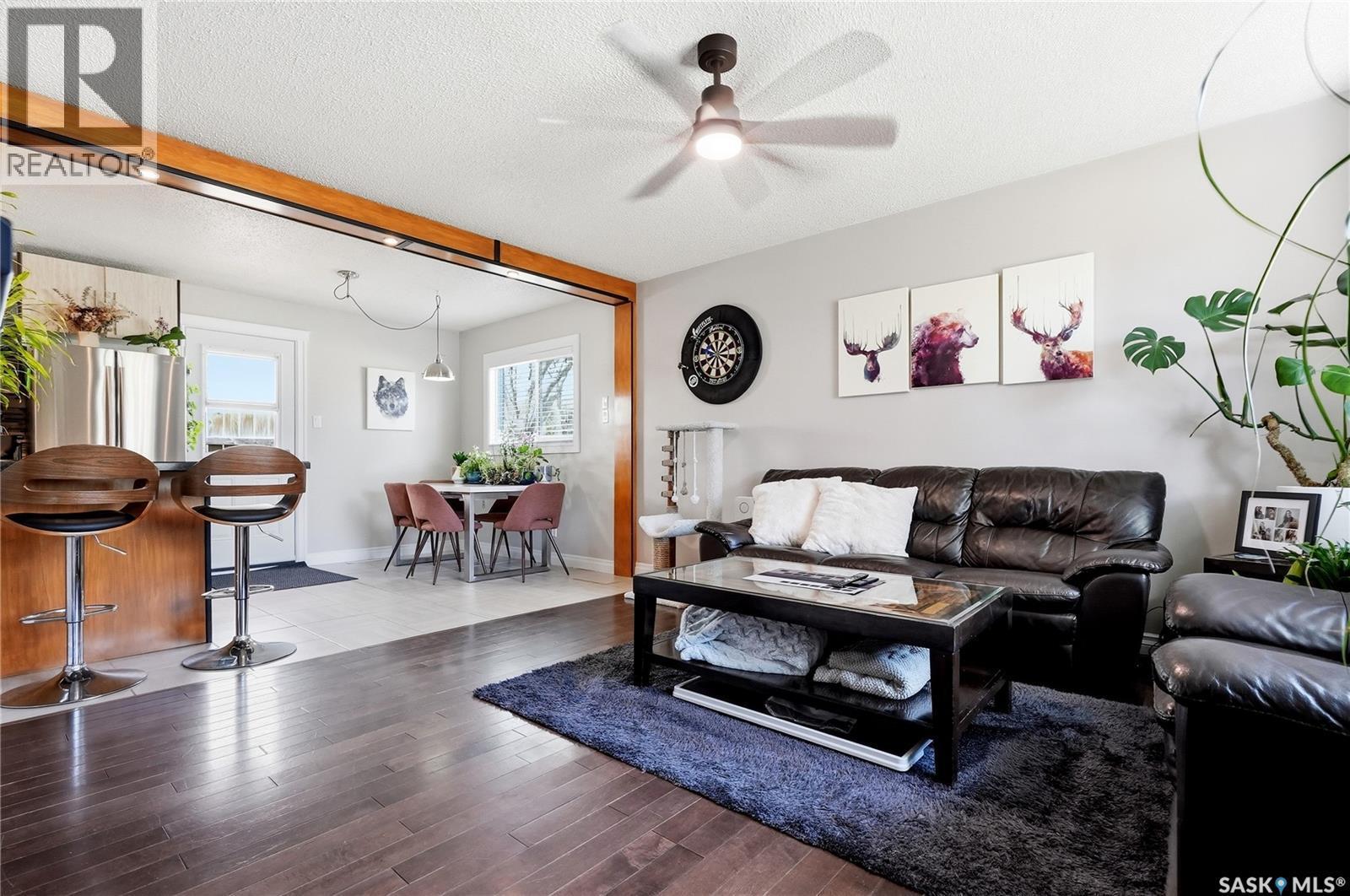 901 R Avenue N, Saskatoon, SK - Indoor Photo Showing Living Room