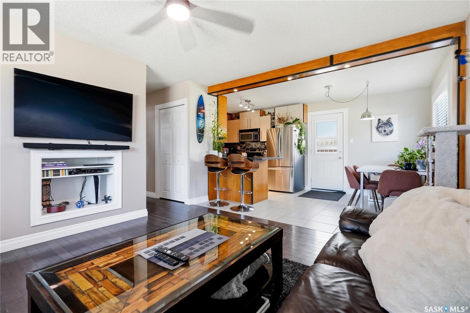 901 R Avenue N, Saskatoon, SK - Indoor Photo Showing Living Room With Fireplace