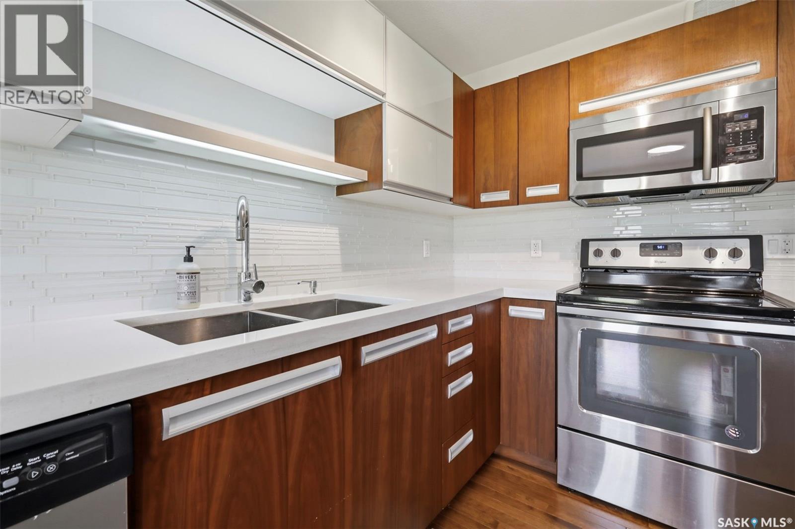 427 1303 Paton Crescent, Saskatoon, SK - Indoor Photo Showing Kitchen With Stainless Steel Kitchen With Double Sink With Upgraded Kitchen
