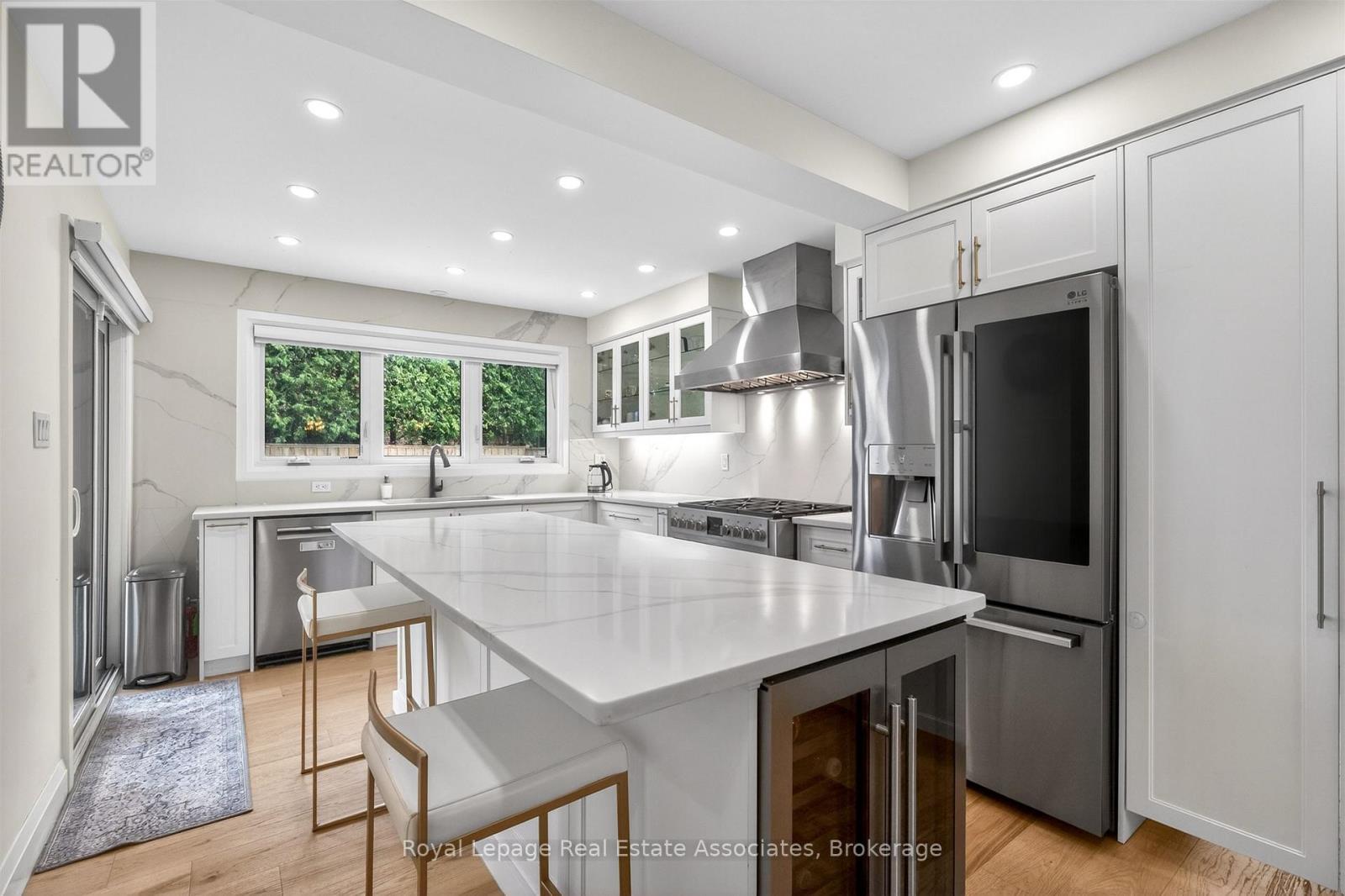 382 Nelles Road N, Grimsby, ON - Indoor Photo Showing Kitchen With Upgraded Kitchen
