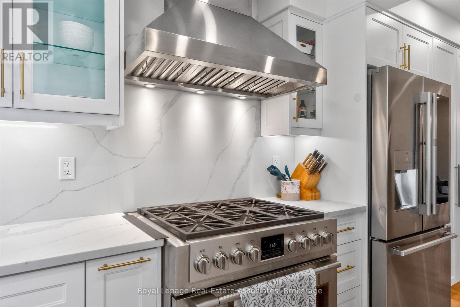 382 Nelles Road N, Grimsby, ON - Indoor Photo Showing Kitchen With Upgraded Kitchen