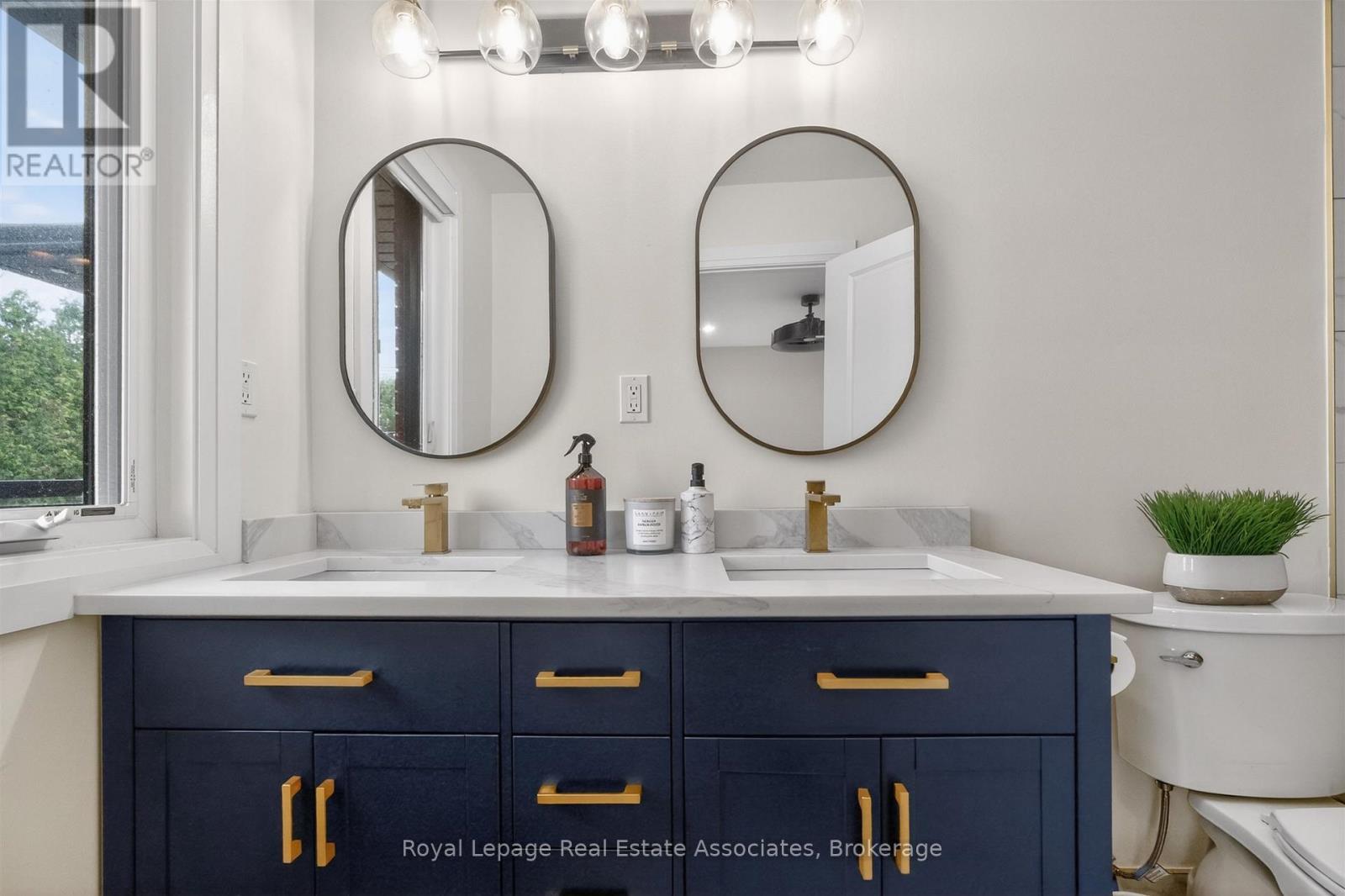 382 Nelles Road N, Grimsby, ON - Indoor Photo Showing Bathroom