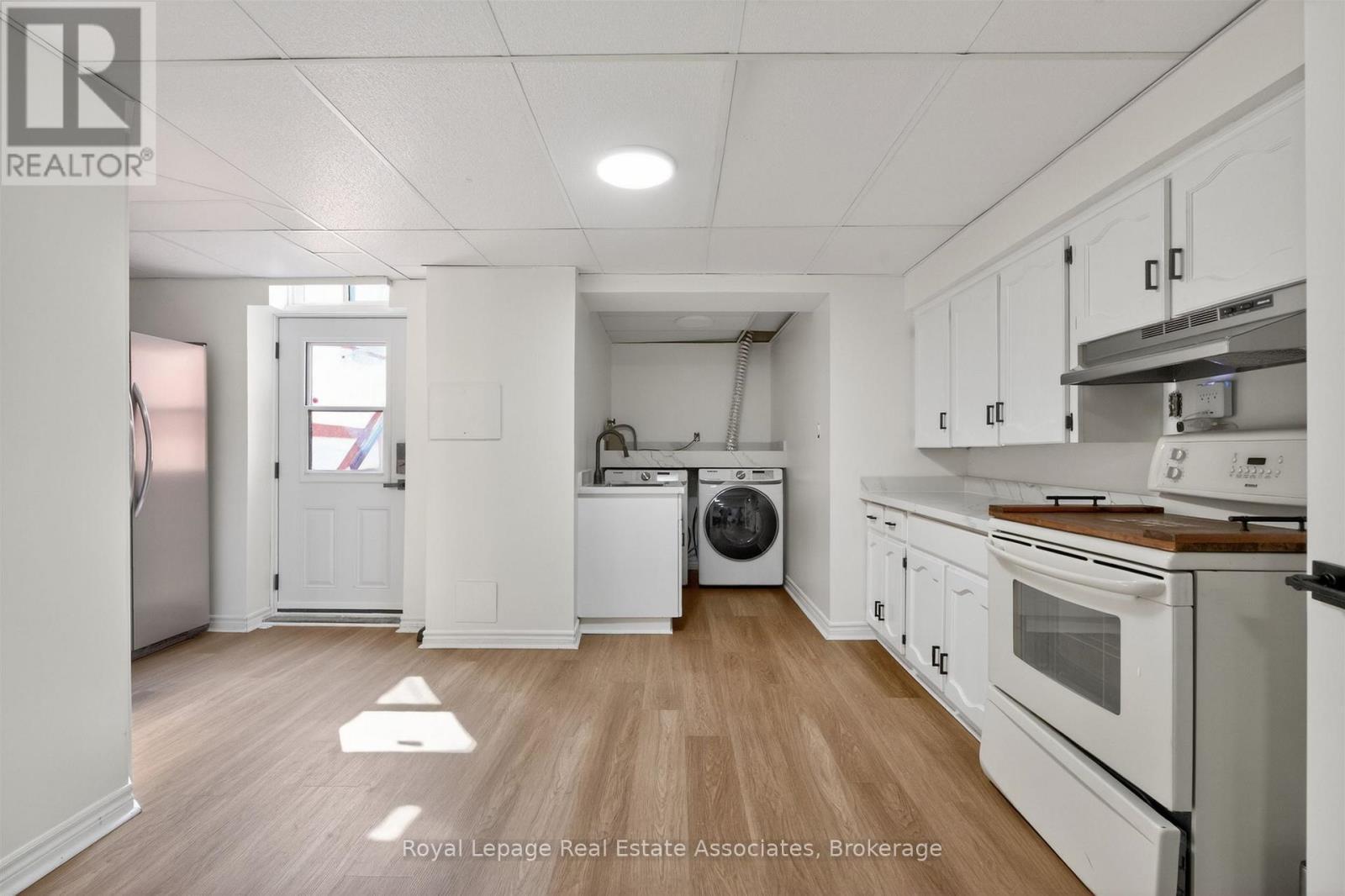 382 Nelles Road N, Grimsby, ON - Indoor Photo Showing Kitchen