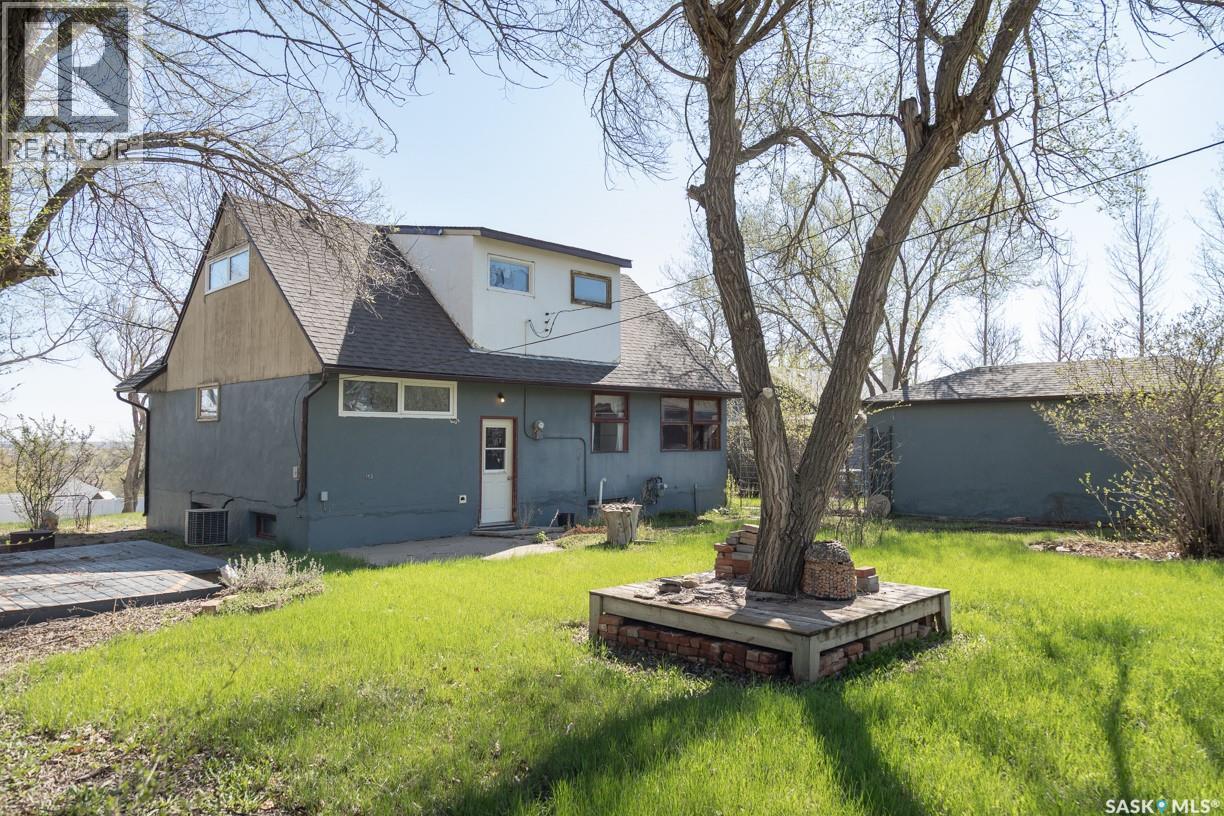 611 Saskatchewan Avenue, Kerrobert, SK - Outdoor