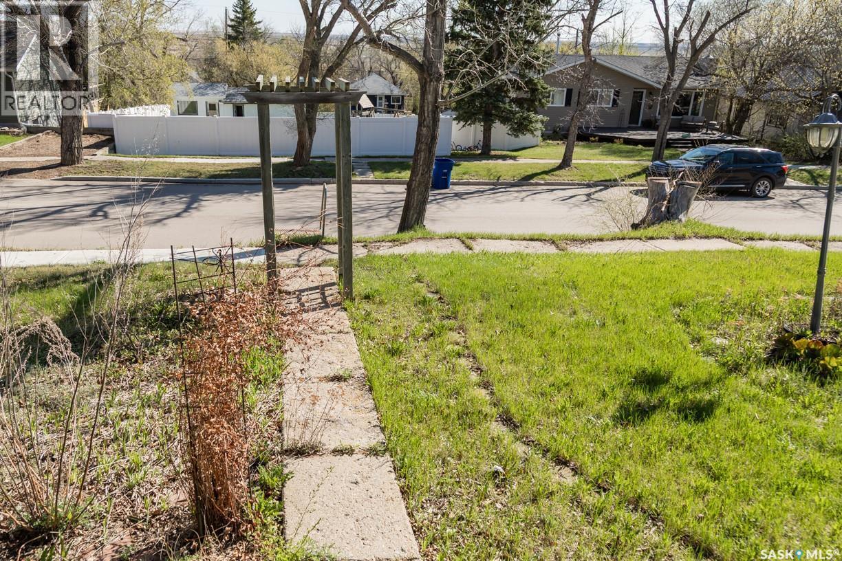 611 Saskatchewan Avenue, Kerrobert, SK - Outdoor