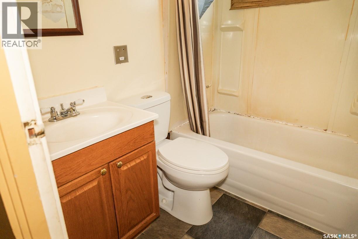 611 Saskatchewan Avenue, Kerrobert, SK - Indoor Photo Showing Bathroom