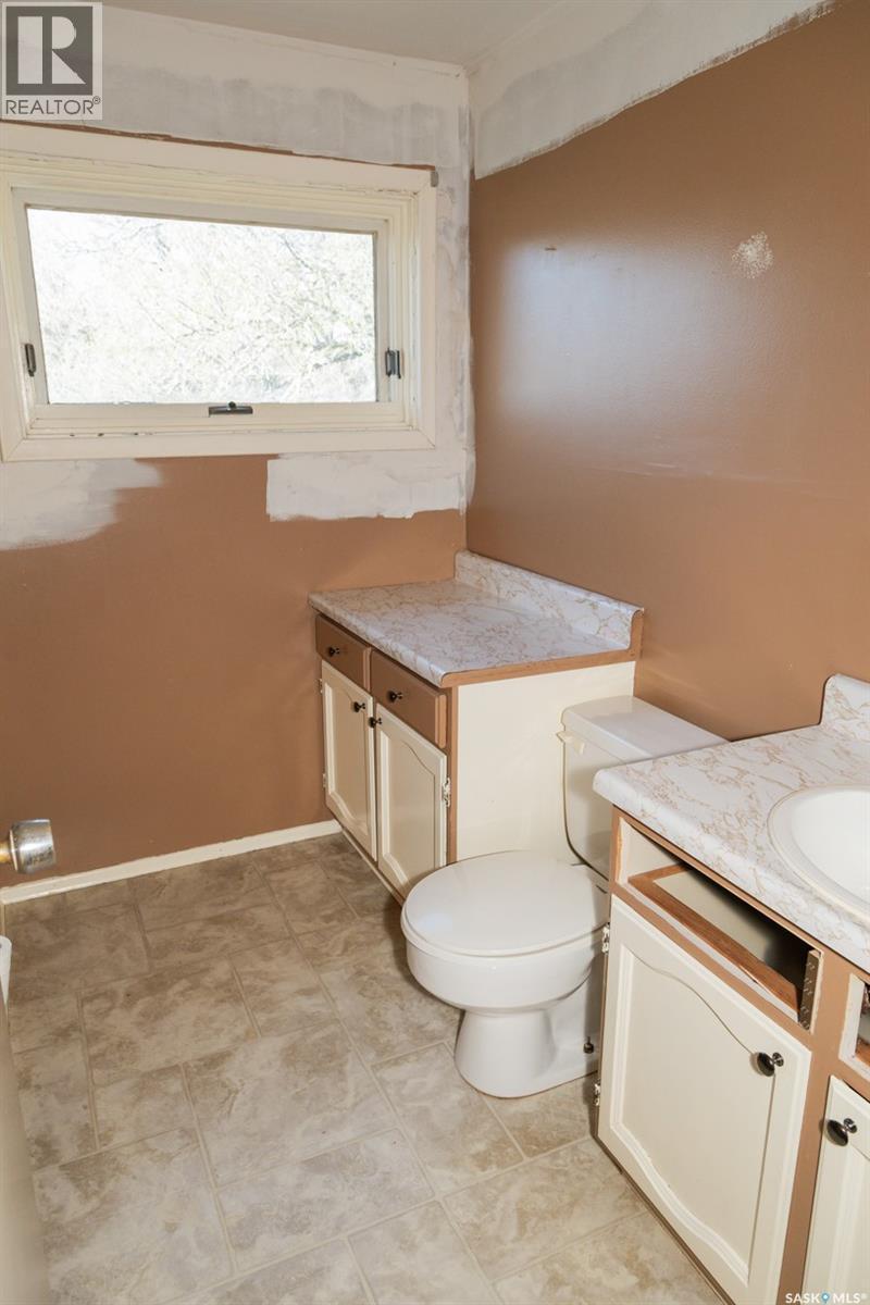 611 Saskatchewan Avenue, Kerrobert, SK - Indoor Photo Showing Bathroom