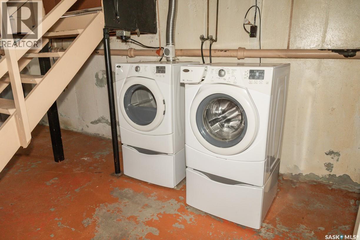 611 Saskatchewan Avenue, Kerrobert, SK - Indoor Photo Showing Laundry Room