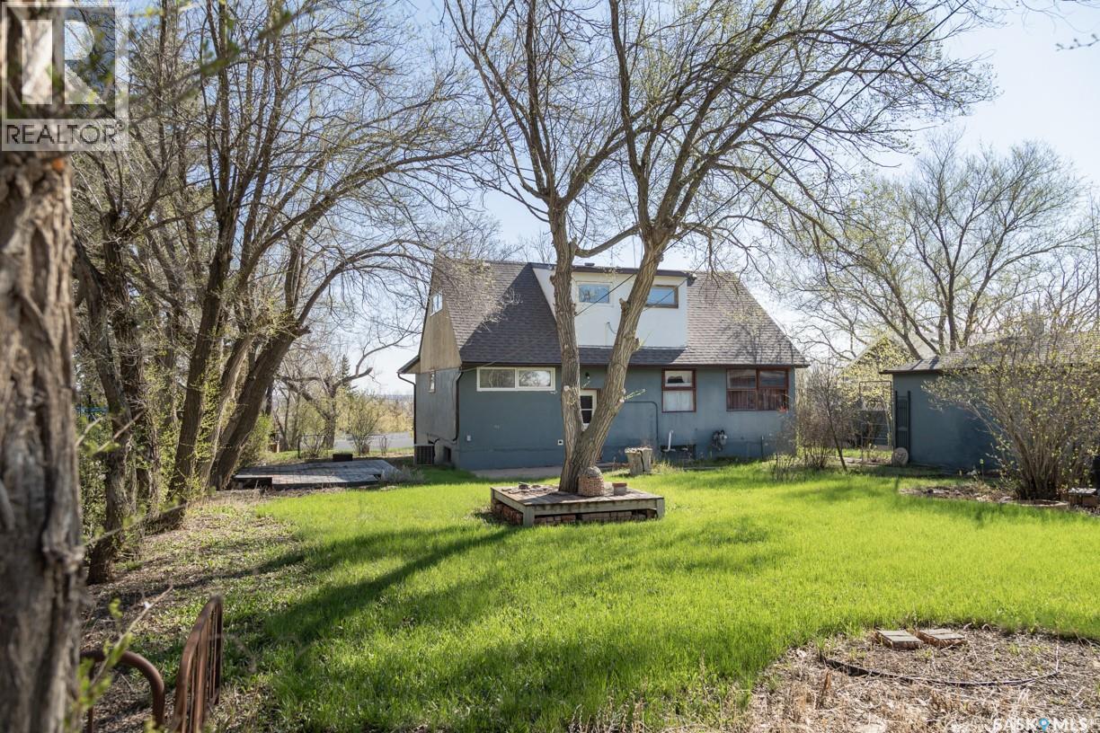611 Saskatchewan Avenue, Kerrobert, SK - Outdoor