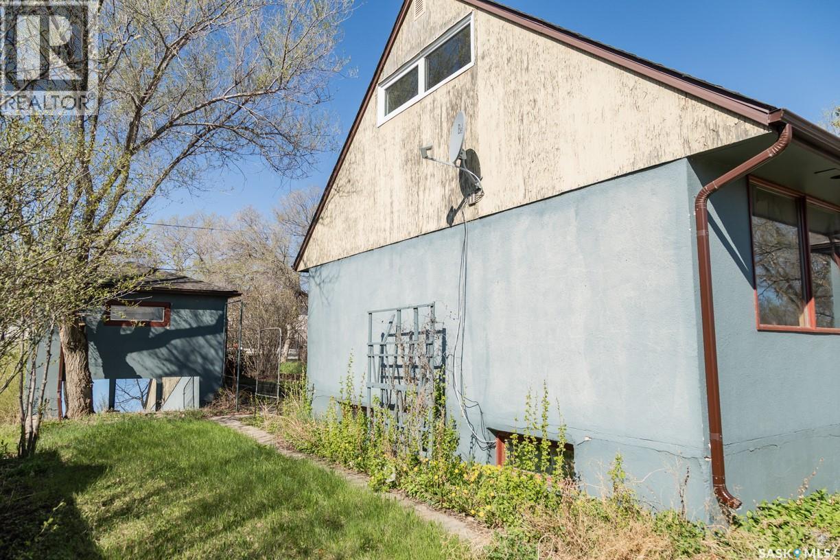 611 Saskatchewan Avenue, Kerrobert, SK - Outdoor