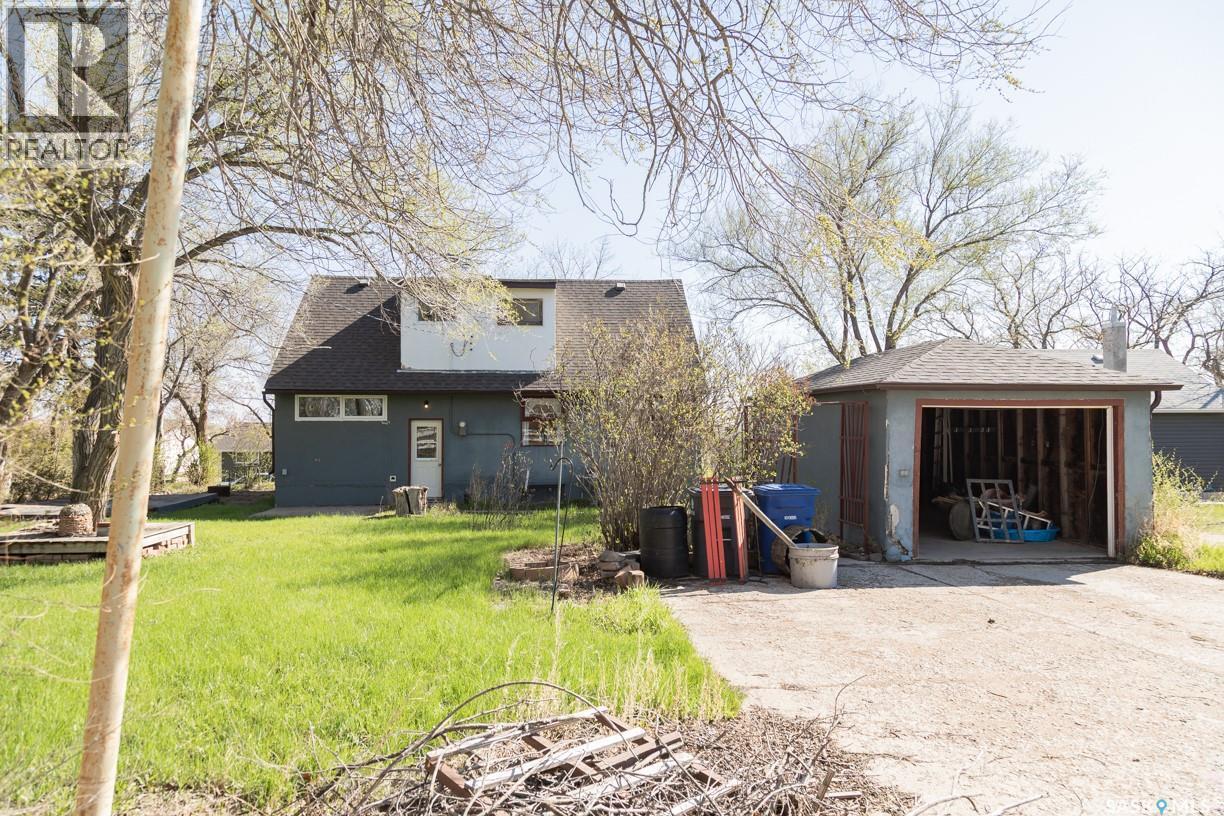 611 Saskatchewan Avenue, Kerrobert, SK - Outdoor